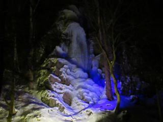 ライトアップ旭の滝
